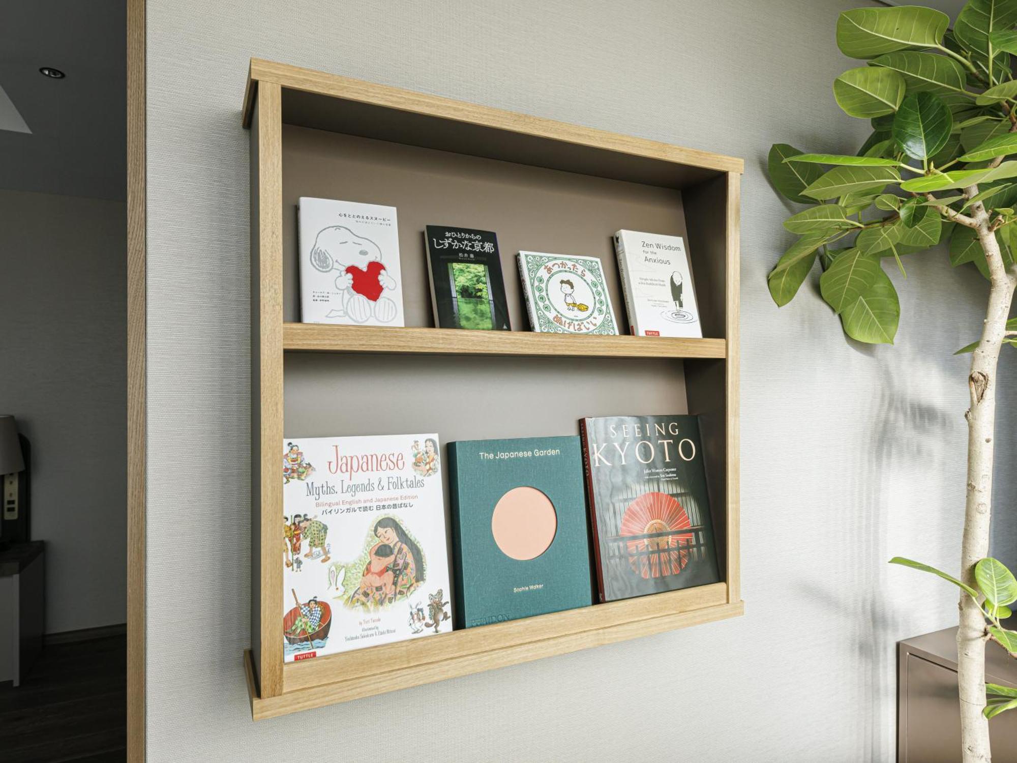 Good Nature Hotel Кіото Номер фото A wall-mounted bookshelf