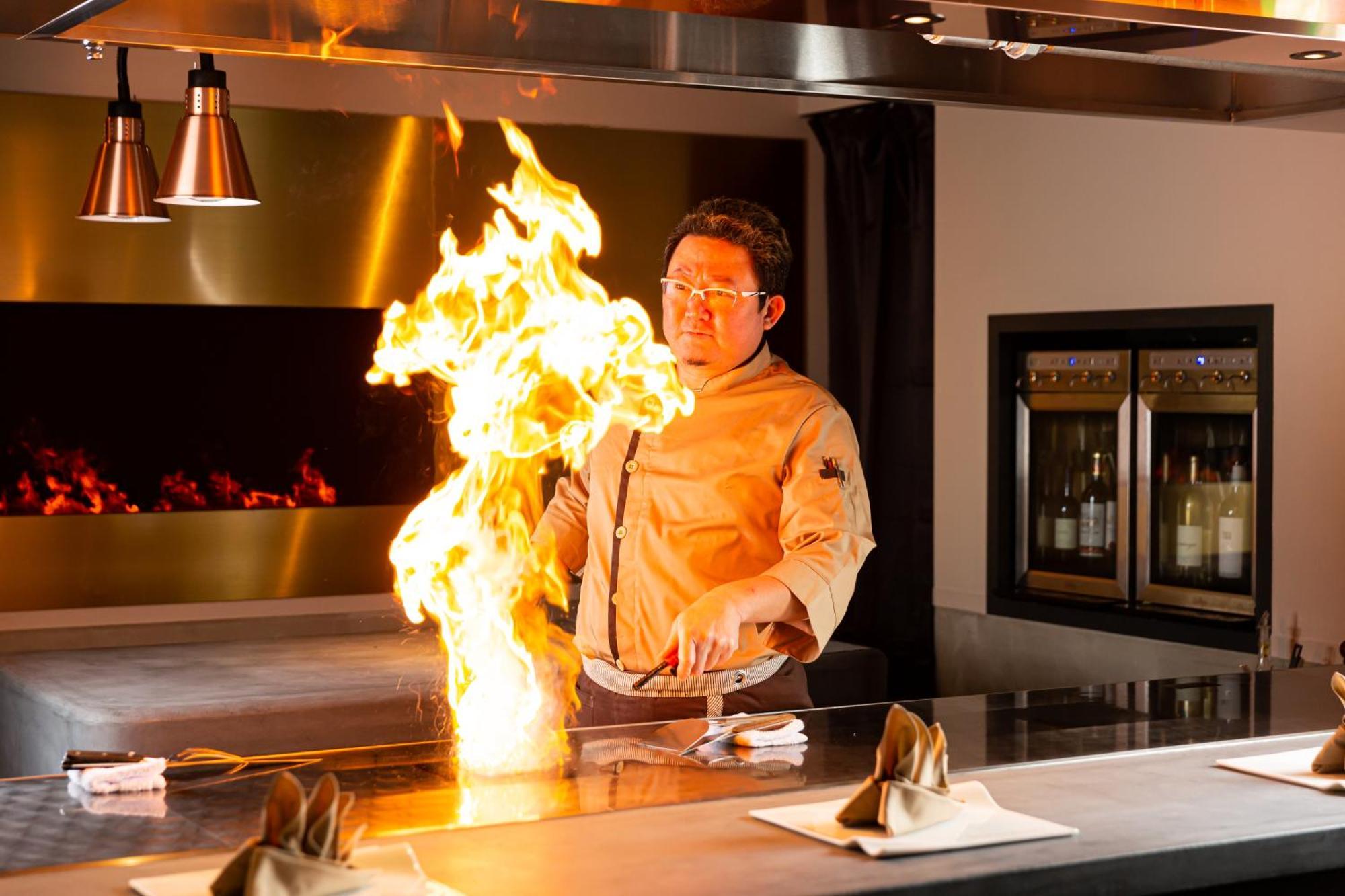 Good Nature Hotel Кіото Екстер'єр фото A chef cooking with a flaming torch